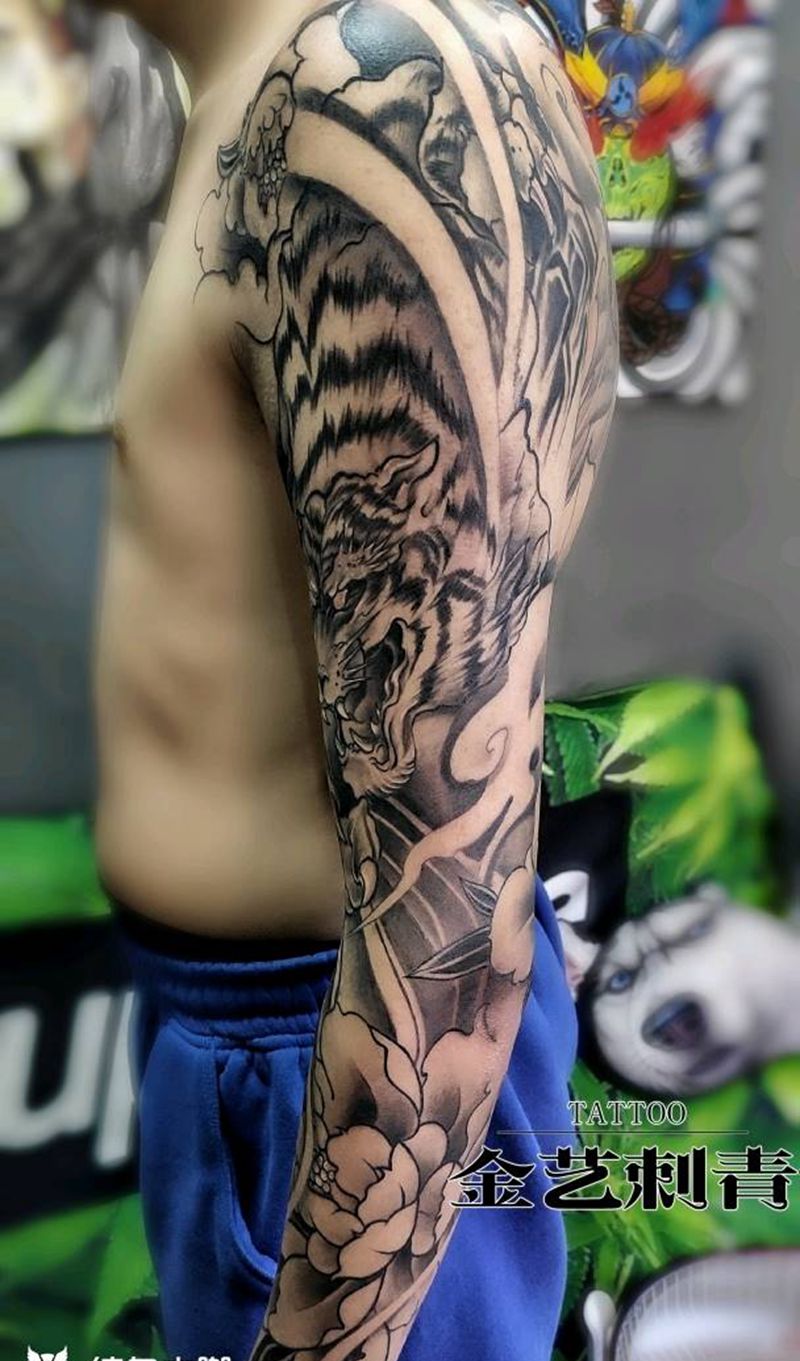 黑灰老虎牡丹花臂纹身图片_手臂新传统纹身图案