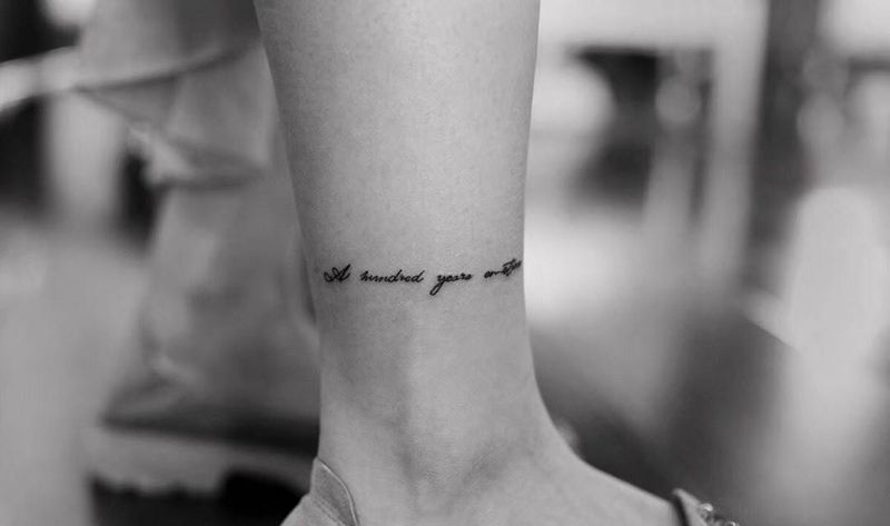 字母纹身图片_腿部字母小清新纹身图案