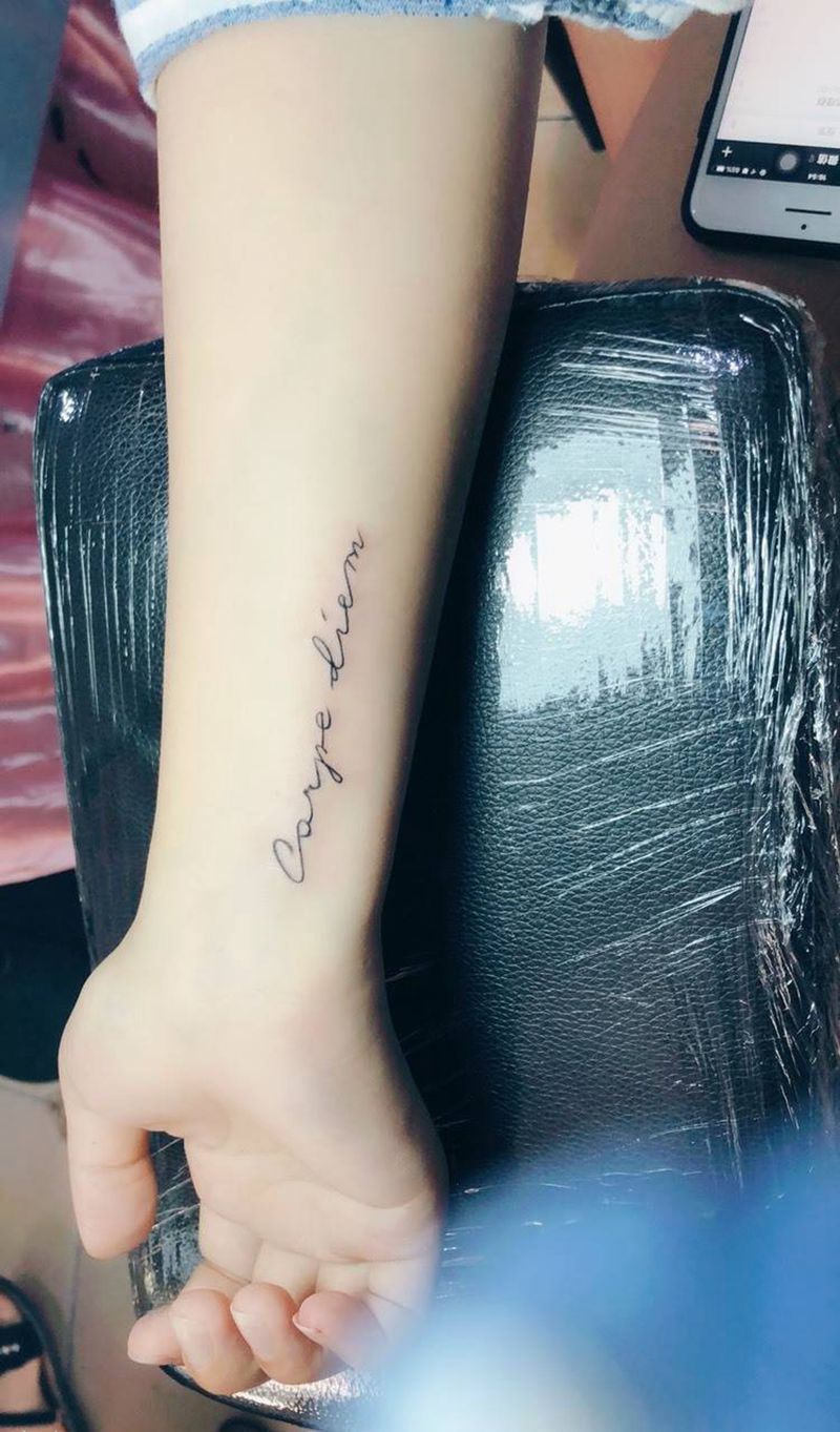 人生短暂，及时行乐。纹身图片