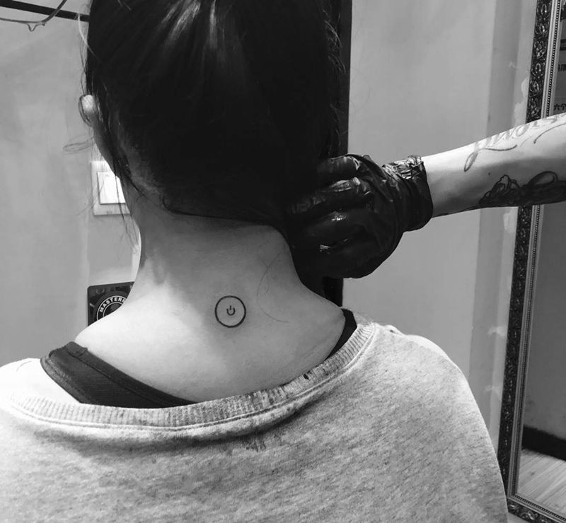 关机纹身图片_成品颈部清新静物纹身图案