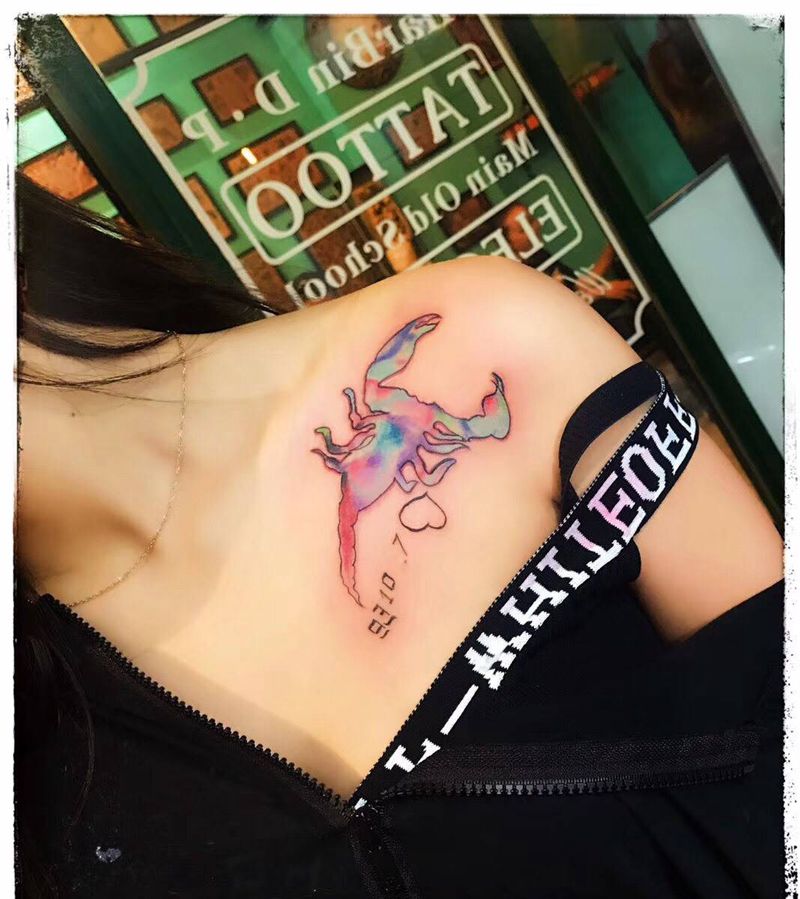 天蝎座纹身图片_颈部成品清新动物纹身图案