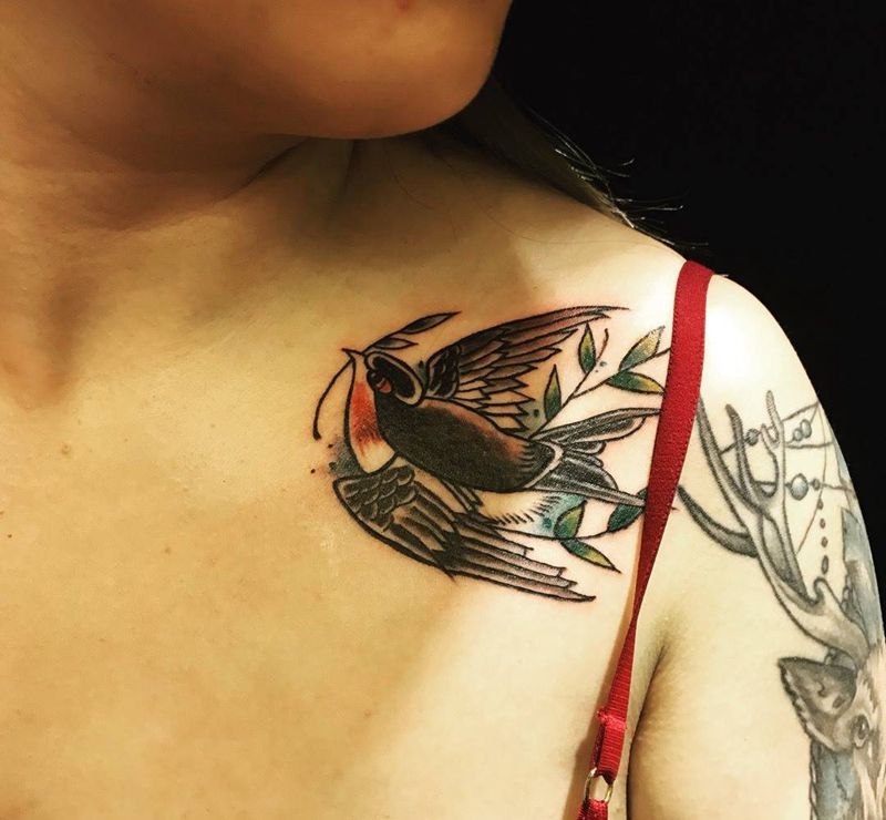 双肩燕纹身图片_成品肩部欧美动物纹身图案