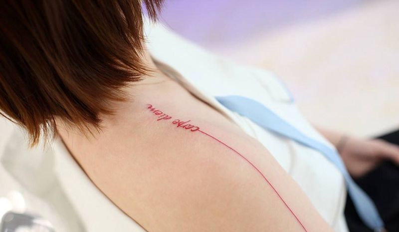 字母与直线纹身图片