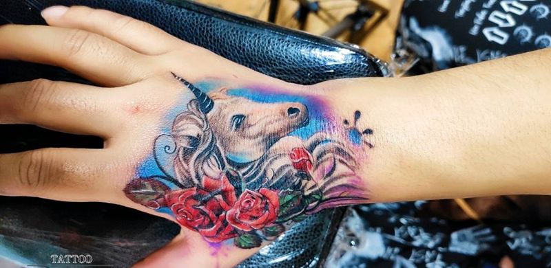 独角兽花手覆盖纹身图片_手部纹身图案