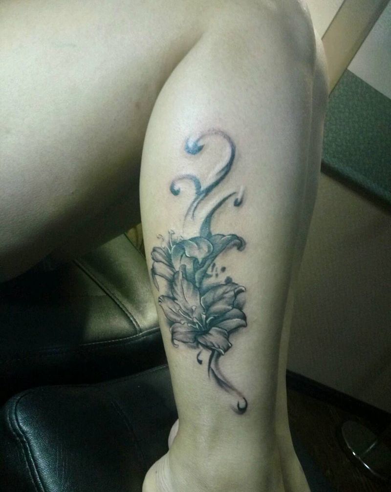 花纹身图片_腿部清新植物纹身图案