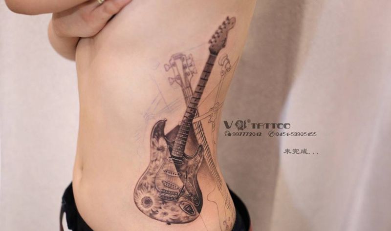 换一种组合方式！纹身图片_腹部欧美写实吉他乐器欧美纹身图案