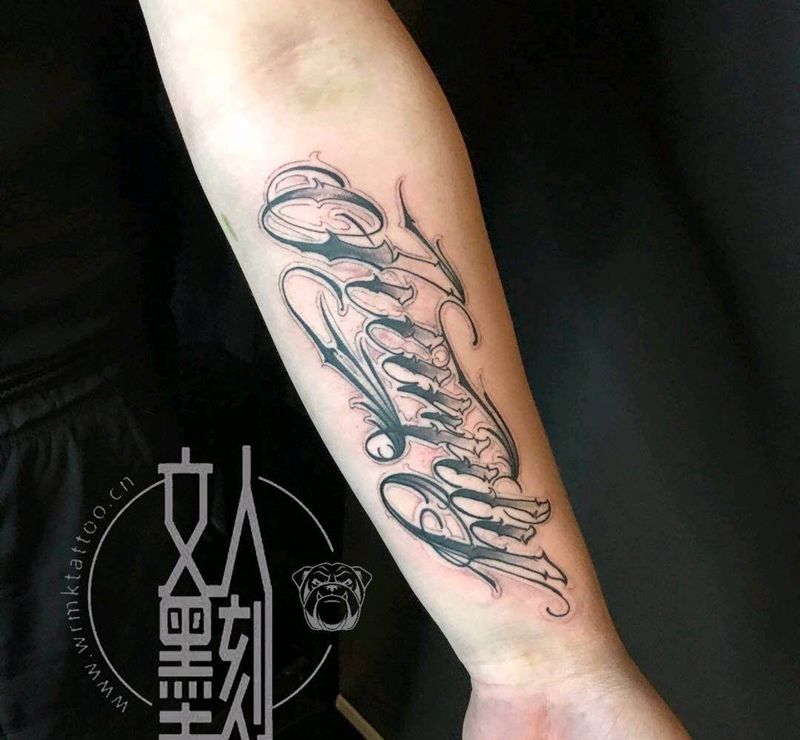 花体FAMILY纹身图片_手臂花体字纹身图案