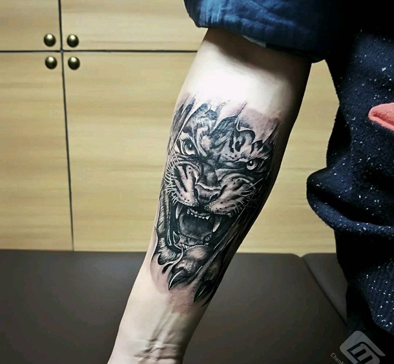 虎虎生威纹身图片_手臂欧美写实纹身图案