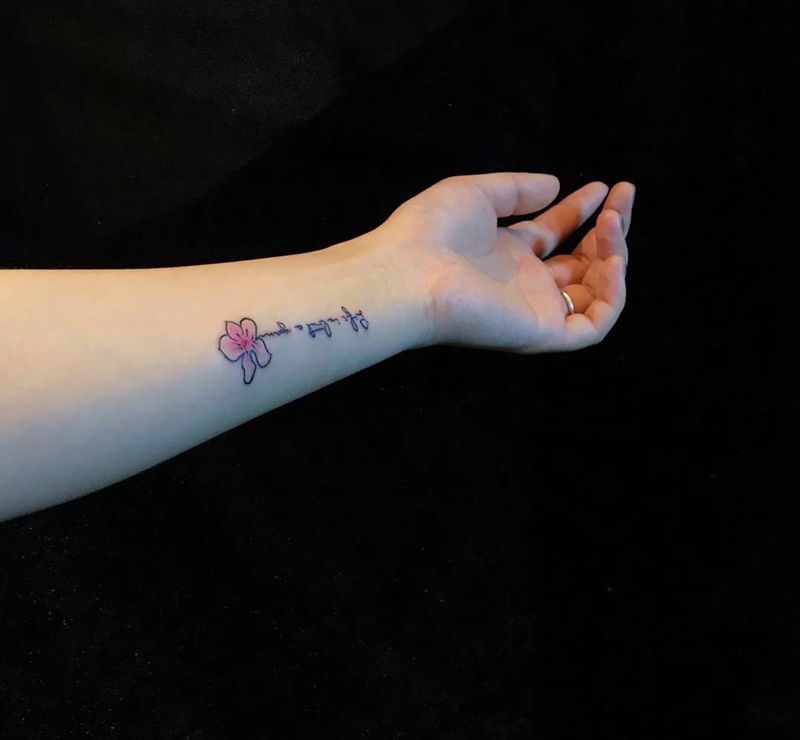 小清新王子纹身图片_成品手部脚部清新植物字符纹身图案