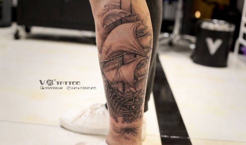 一帆风顺！by：阿V纹身图片_脚部欧美写实帆船小腿帆船哈尔滨纹身图案