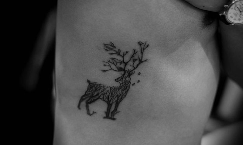 鹿纹身图片_腰部鹿纹身图案