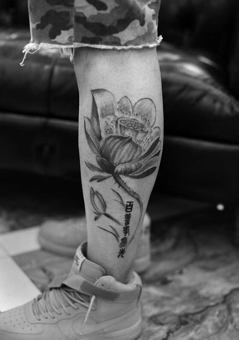 荷花纹身图片_腿部新传统纹身图案