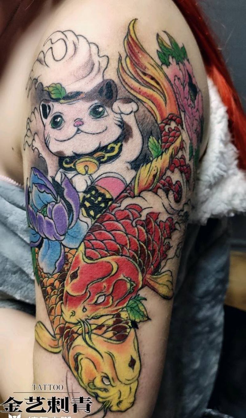 彩色招财猫加锦鲤纹身图片_手臂纹身图案