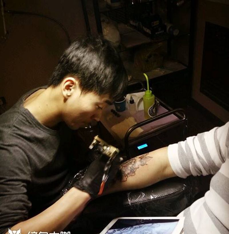 黑灰牡丹纹身图片_手臂传统植物纹身图案