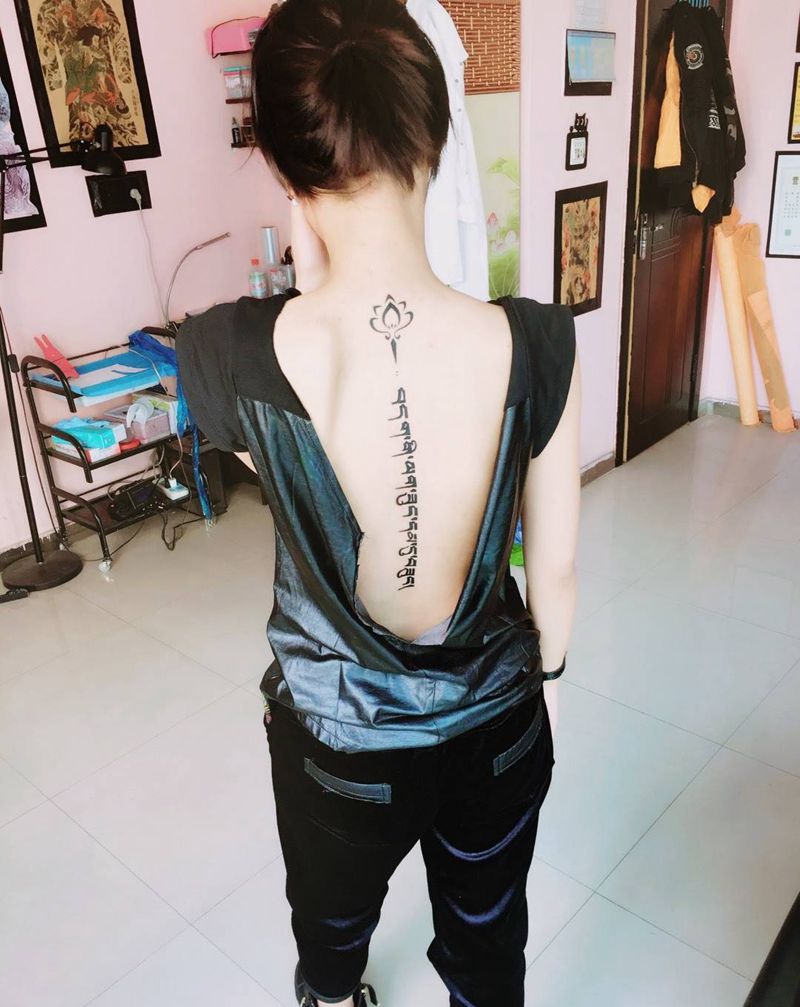 脊柱刺青。梵文纹身图片