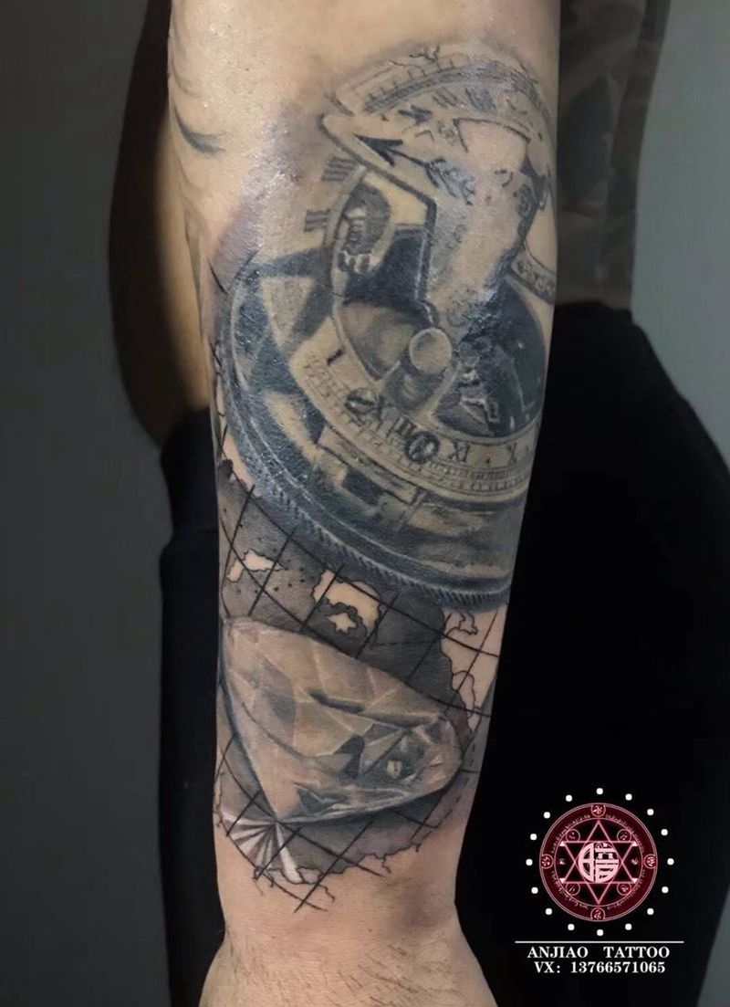 指南针钻石纹身图片_手臂欧美写实钻石指南针地图纹身图案