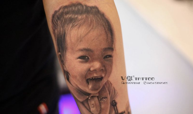 她的出现足以改变你的人生轨迹！纹身图片_手臂欧美写实指南针罗盘肖像纹身图案