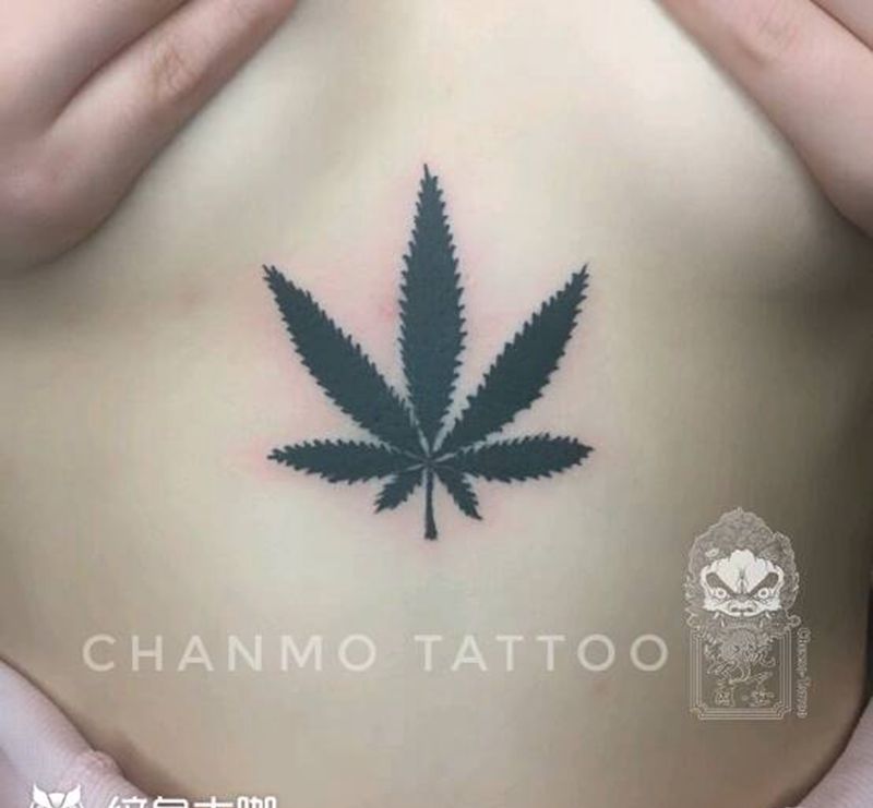 大麻叶子纹身图片_胸部清新图腾成品纹身图案