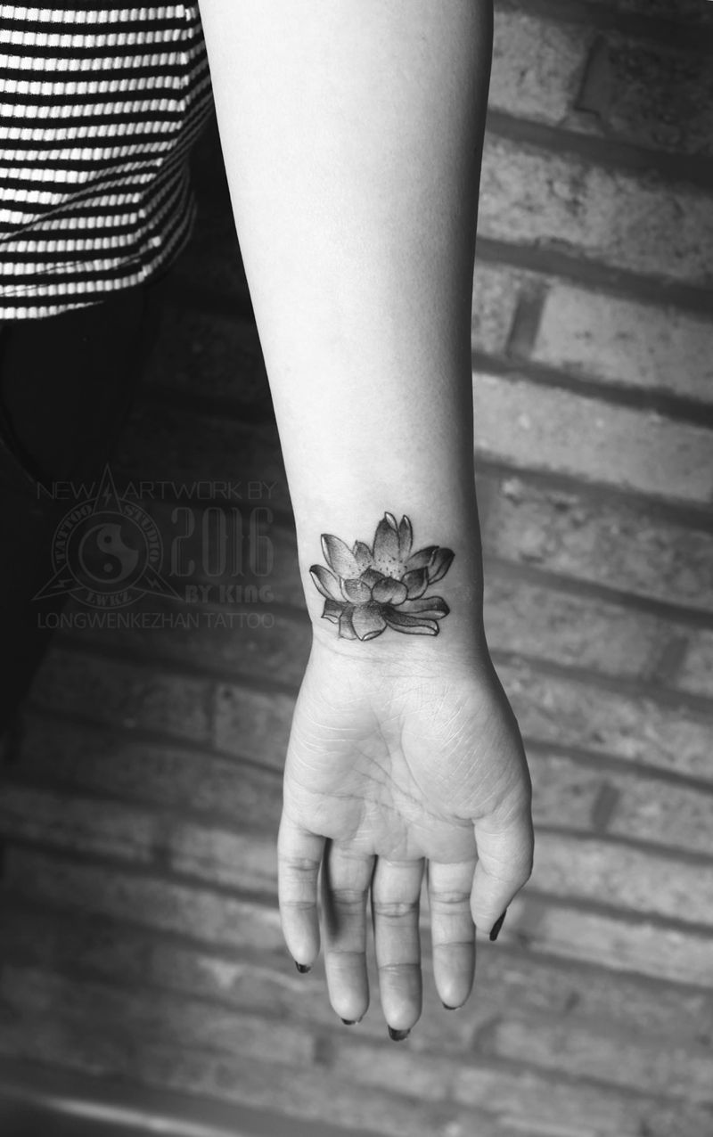 龙纹刻战刺青工作室出品纹身图片_成品手臂传统原创植物纹身图案