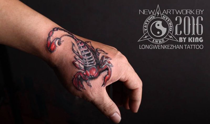 龙纹刻战刺青工作室出品纹身图片_成品手部写实动物纹身图案