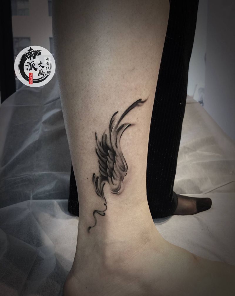 翅膀纹身图片_腿部水墨欧美写实纹身图案