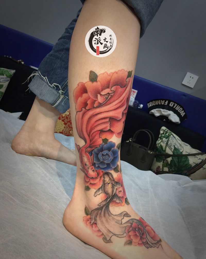 双鱼座女孩定制稿纹身图片_腿部新传统金鱼牡丹纹身图案