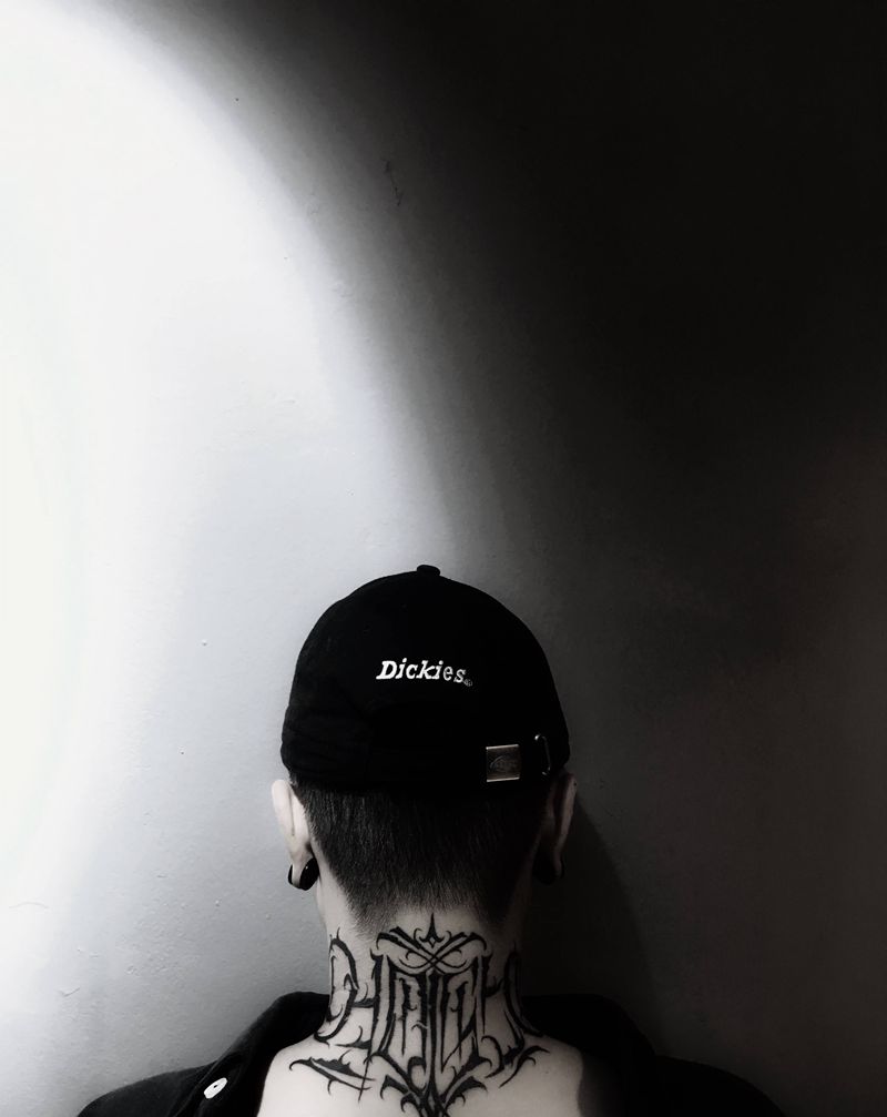 花体字颈部纹身图片_颈部花体字纹身图案