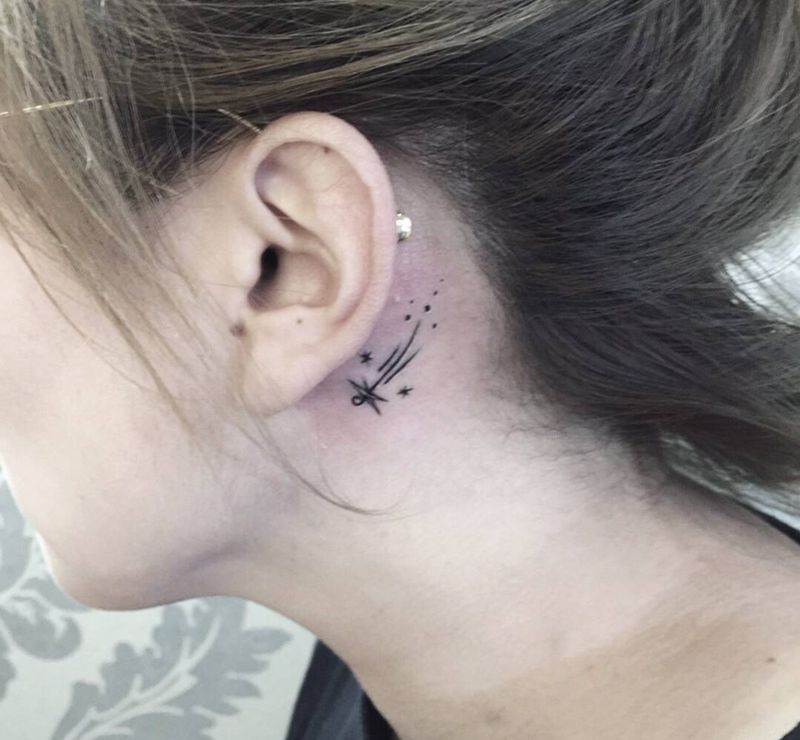 耳后纹身一枚纹身图片_颈部纹身图案