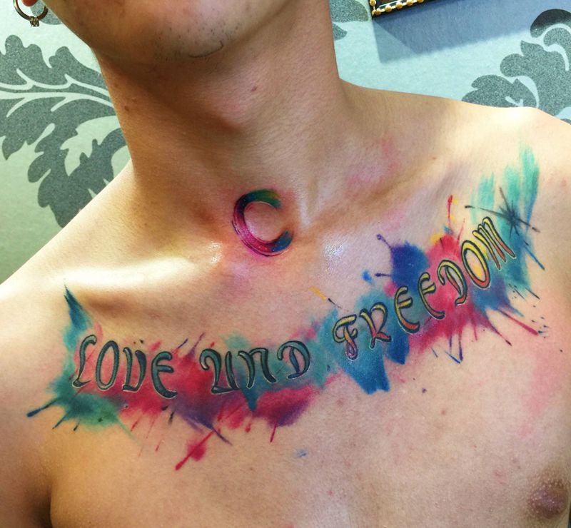 泼墨纹身图片_胸部纹身图案