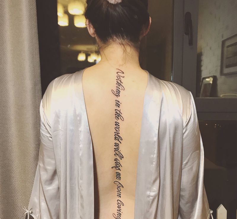 字母纹身图片_背部花体字纹身图案