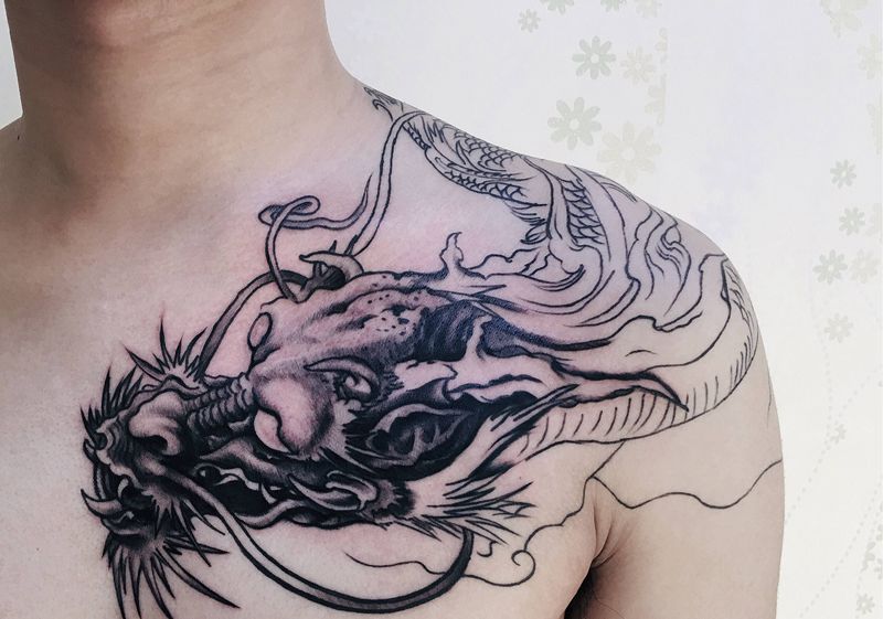 过肩龙，未完成纹身图片_肩部胸部新传统龙过肩龙纹身图案