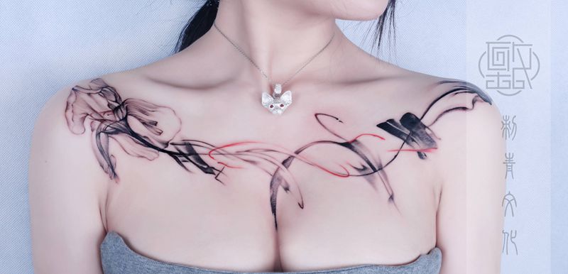 水墨花胸纹身图片_胸部肩部水墨水彩纹身图案