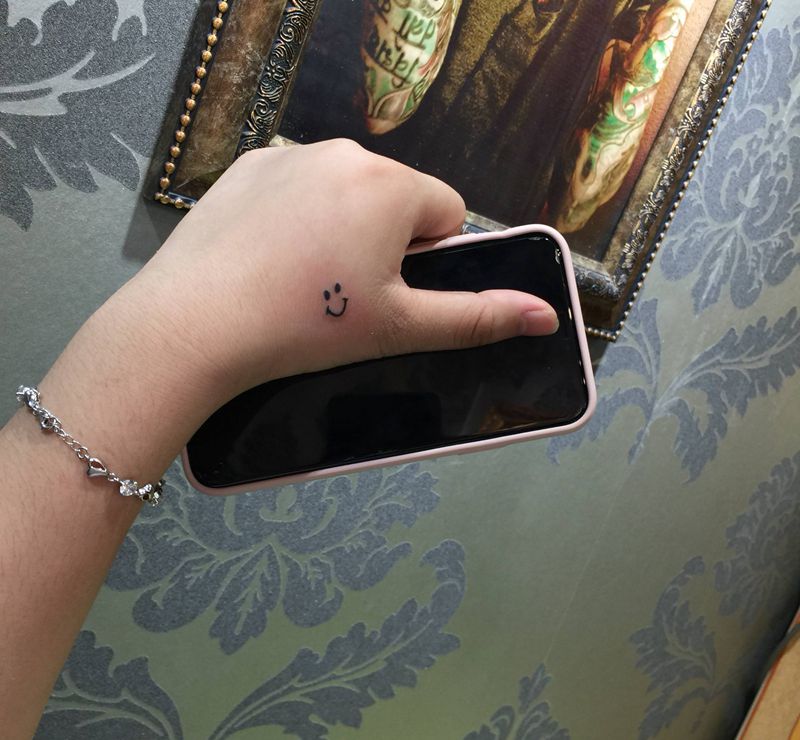 笑脸纹身图片_手部纹身图案