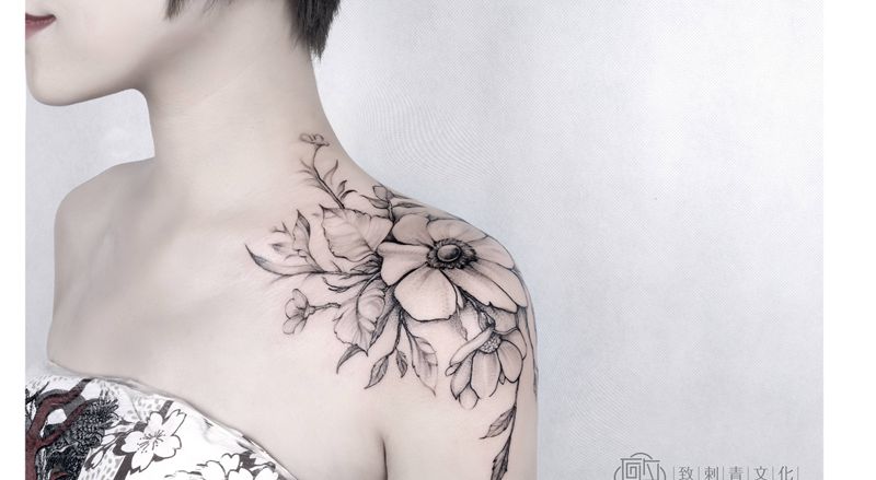 肩花作品纹身图片_肩部胸部点刺水彩纹身图案