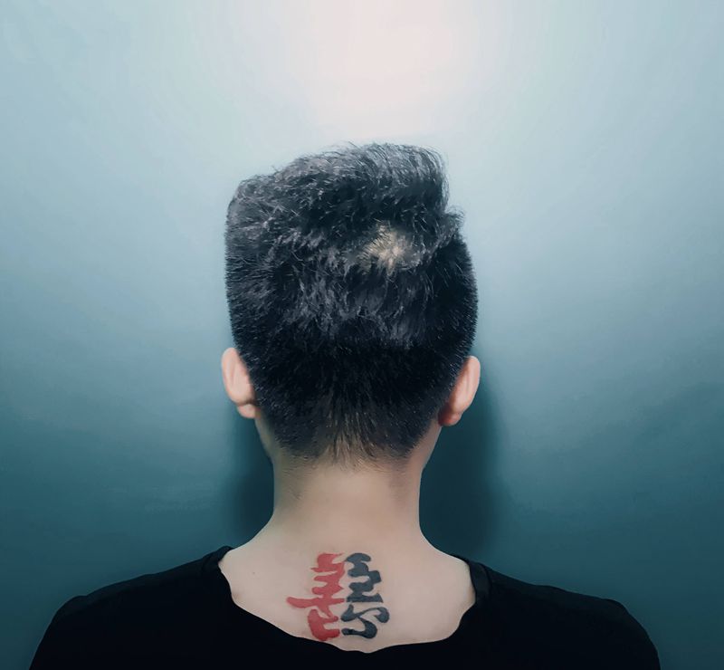 善恶图纹身图片_颈部书法字纹身图案