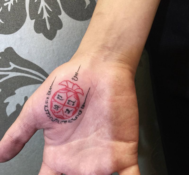 钱袋纹身图片_手部纹身图案