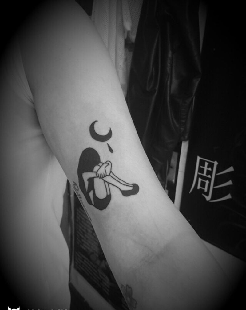 伤心的女人纹身图片