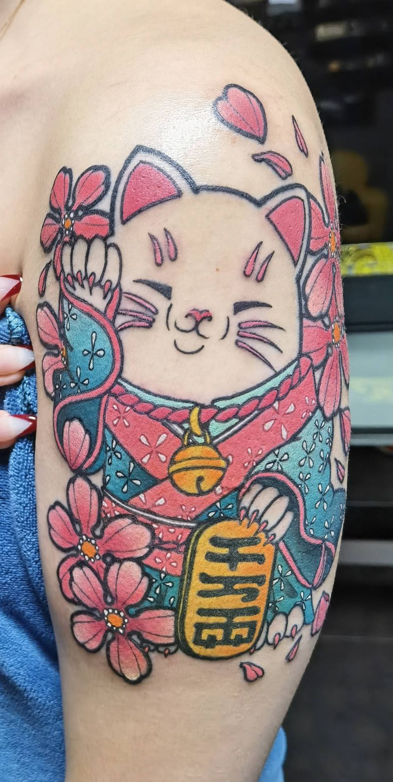 招财猫纹身图片_手臂肩部新传统New School纹身图案