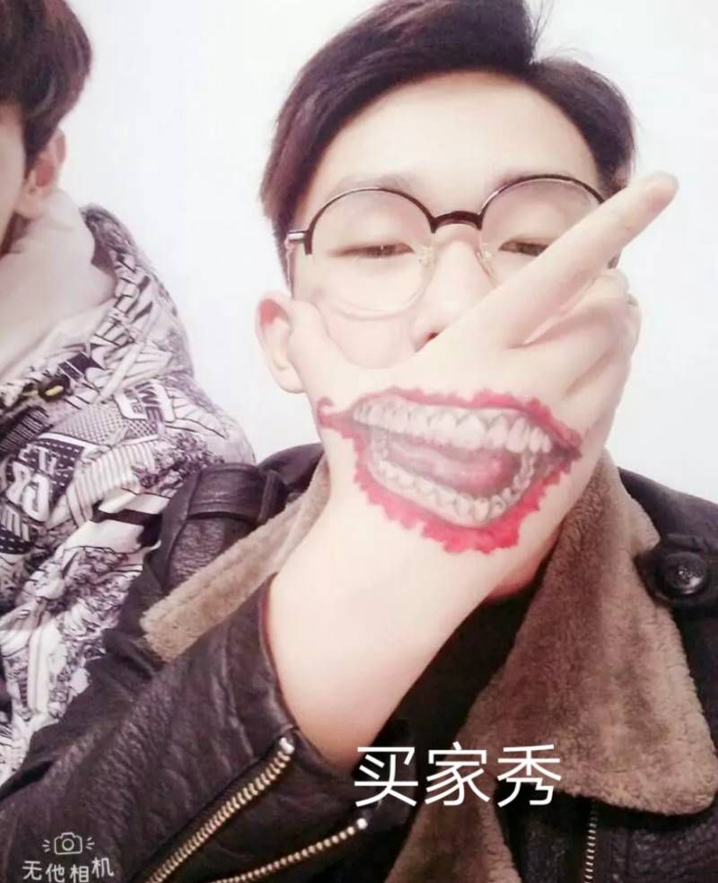 小丑的嘴纹身图片_手部欧美人物成品纹身图案