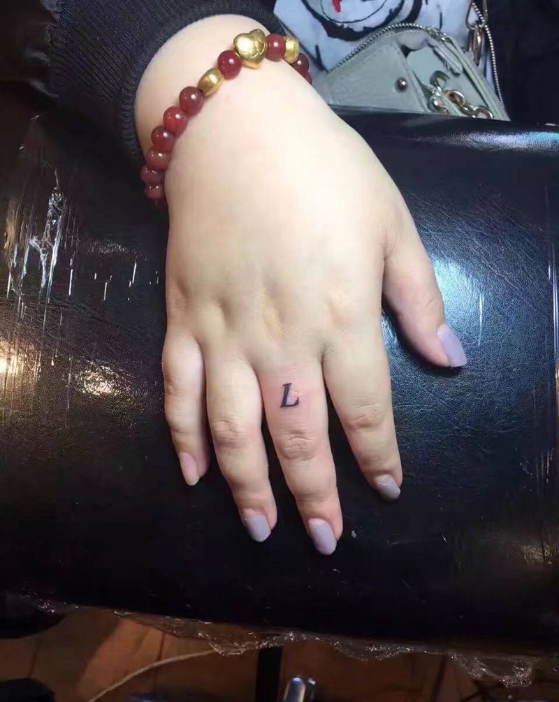 字母一枚纹身图片