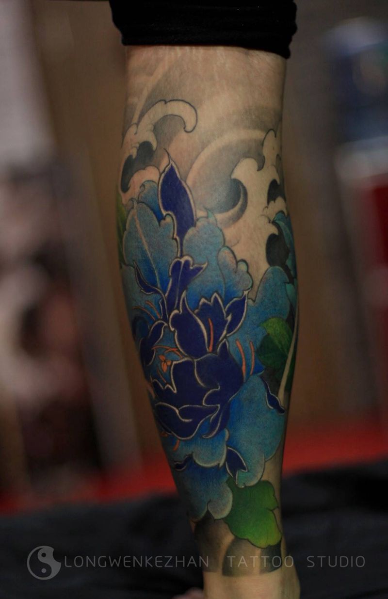 作品荷花纹身图片_成品腿部传统植物纹身图案