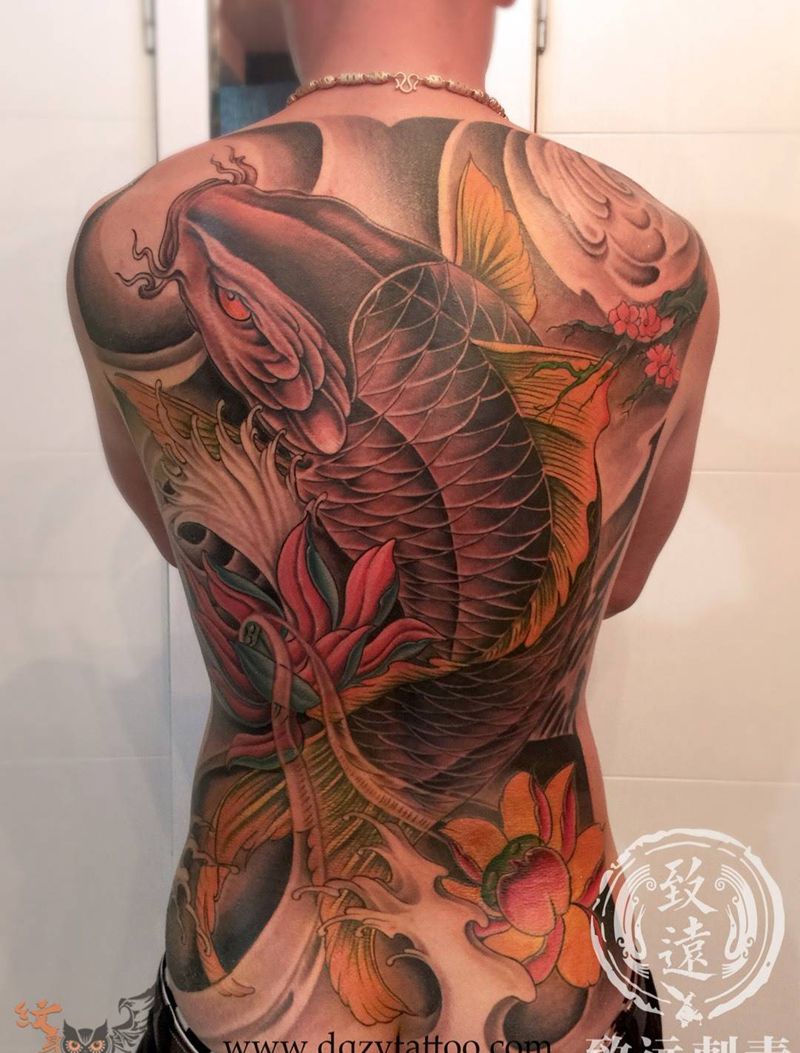 满背鲤鱼完成纹身图片