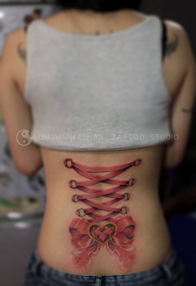 背部蝴蝶结纹身图片_成品背部写实纹身图案