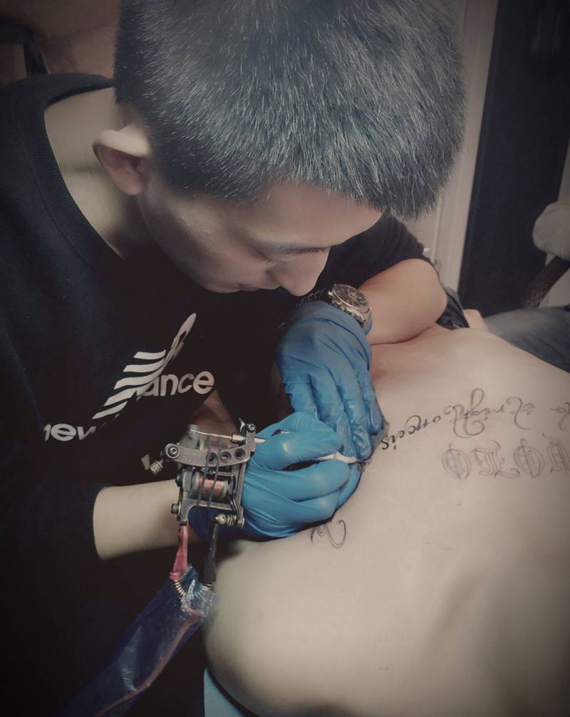 花胸字母。近期小作