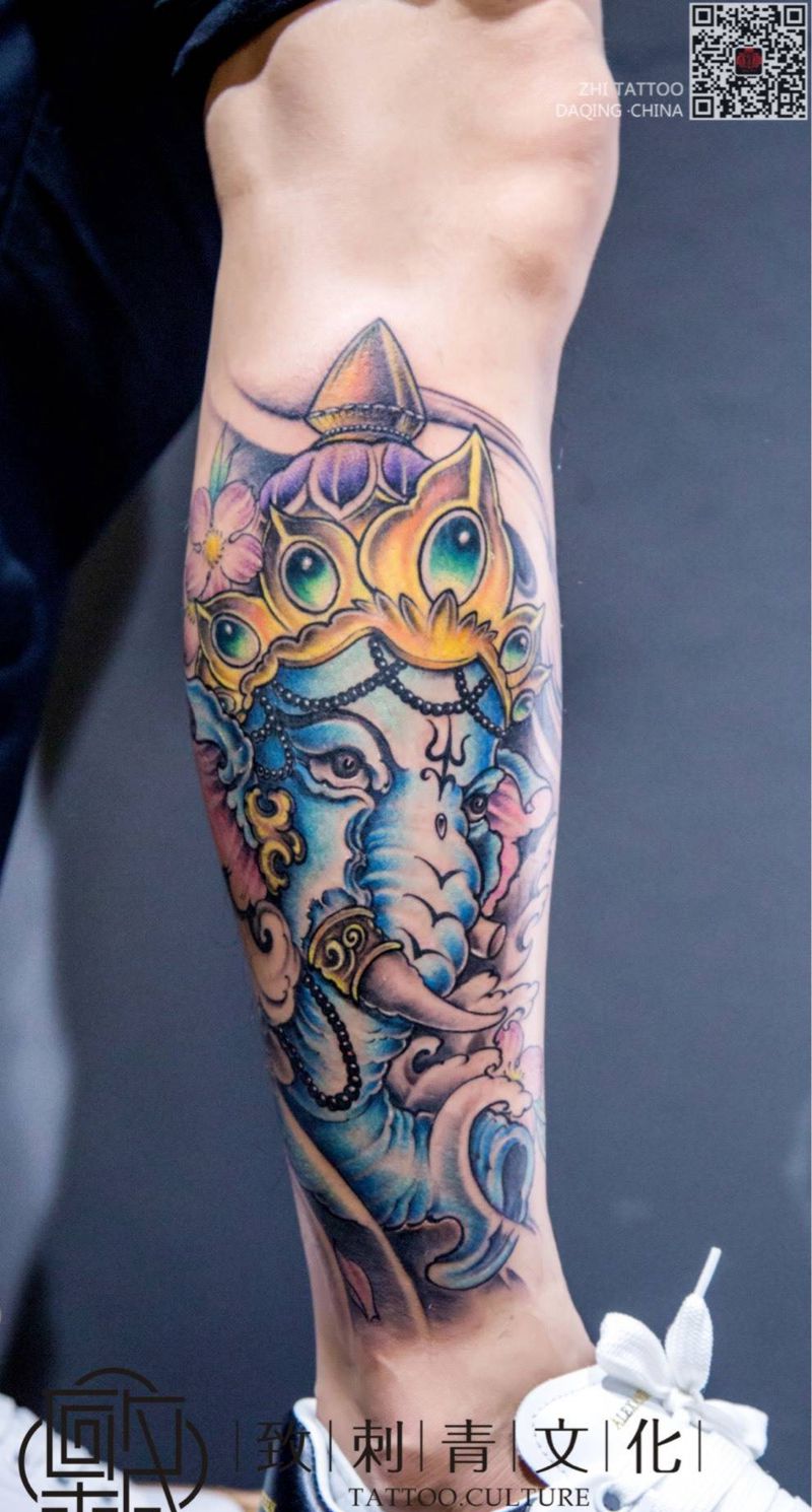 致TATTOO 姚Boss作品  大臂内侧创意字体 ➕ 小腿彩色象神纹身图片