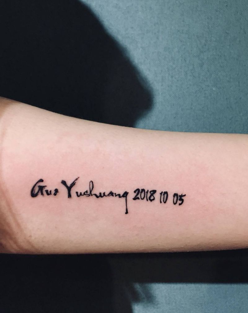 大臂内侧英文纹身图片_手臂水墨英文纹身图案