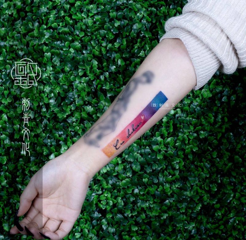 彩虹字母纹身图片_手臂水墨几何纹身图案