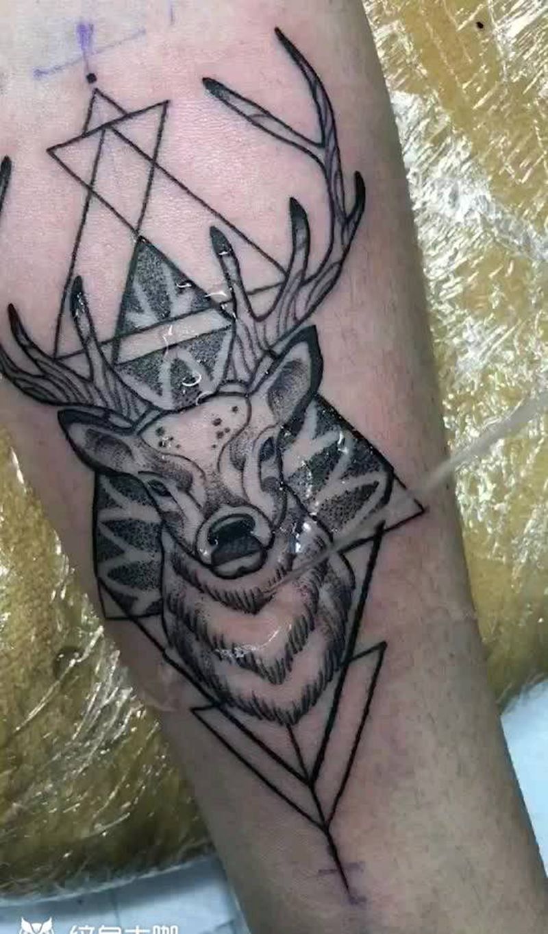 鹿纹身图片_手臂点刺几何纹身图案