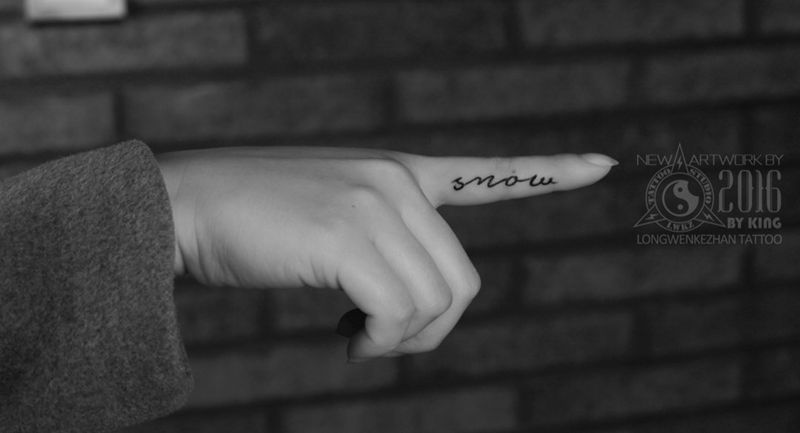 龙纹刻战刺青工作室出品纹身图片_成品手部字符纹身图案