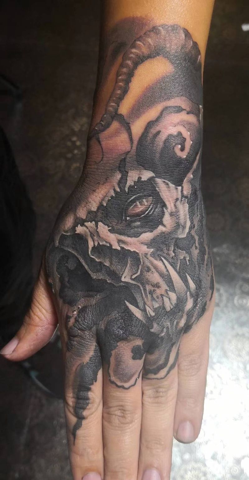 手背纹身图片_手部手臂新传统欧美写实纹身图案
